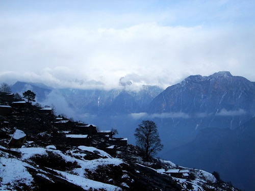 日暮蒼山遠(yuǎn)，天寒白屋貧——雪后的彝家山寨（舊貌）.jpg